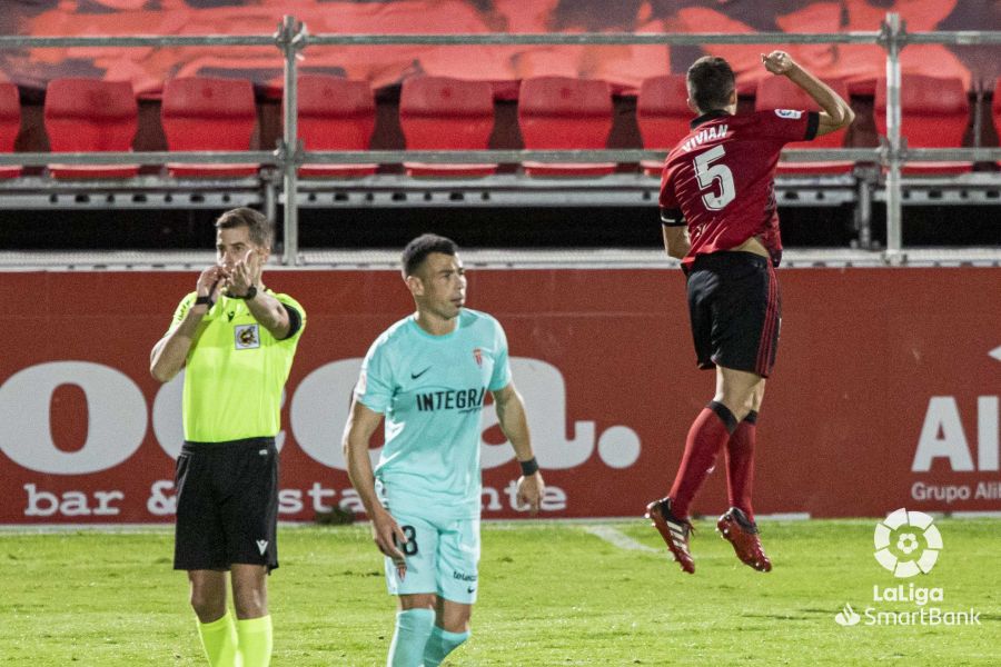 Fotos: El Mirandés se lleva la victoria ante el Sporting