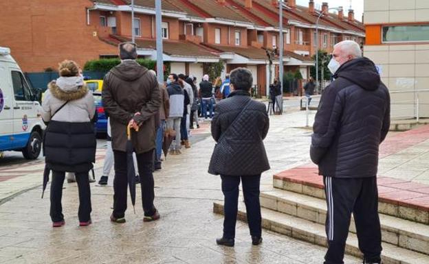 Cientos de personas aguardan para someterse a una prueba de antígenos en San Andrés del Rabanedo