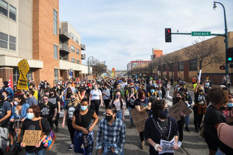 Miles de personas se movilizan en Minneapolis, Minnesota.