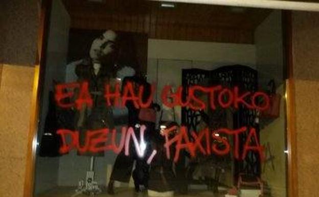 Pintada en el escaparate de la tienda.