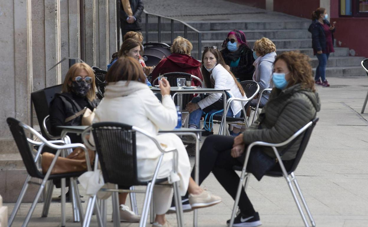 Gente en una terraza de Aranda de Duero. 