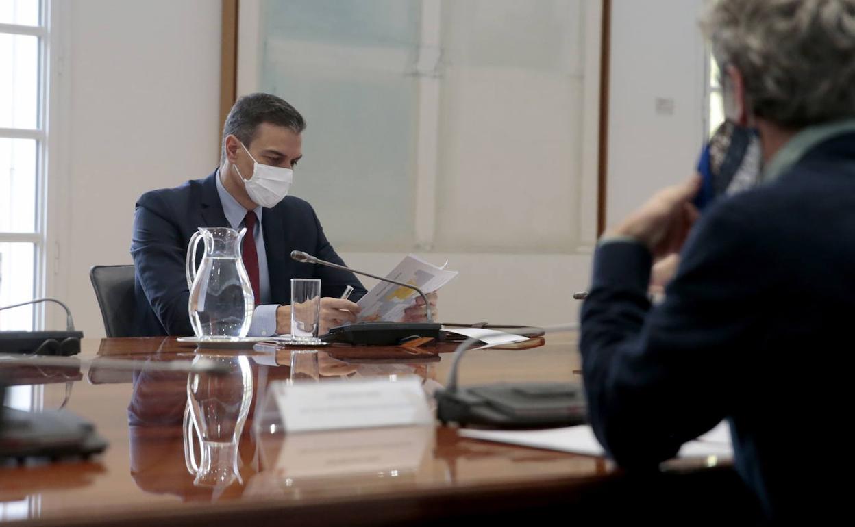 El presidente del Gobierno, Pedro Sánchez, en una reunión de coordinación sobre la pandemia en Moncloa.