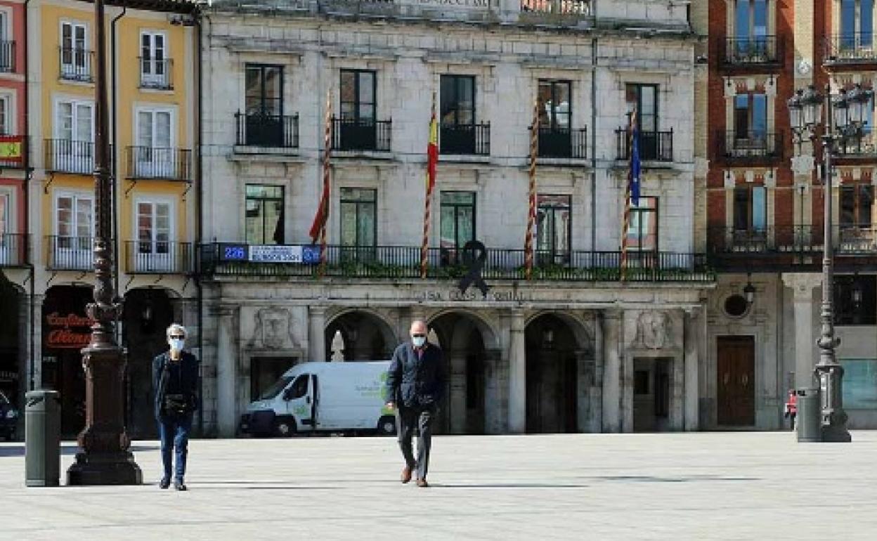 Burgaleses caminan por el centro de Burgos con mascarilla. 