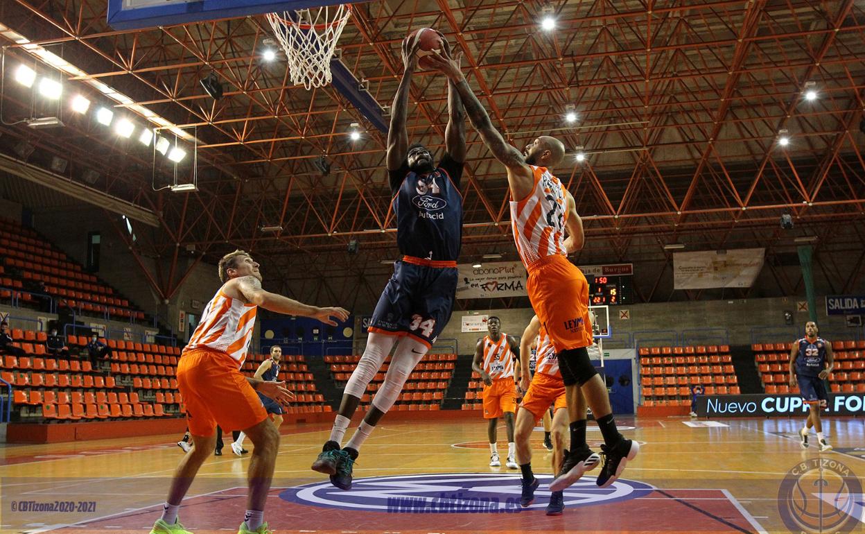 El pívot senegalés Moustapha 'Mus' Barro se hace dueño del balón.