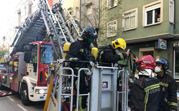 Los bomberos han aplicado agua desde la cubierta del edificio.