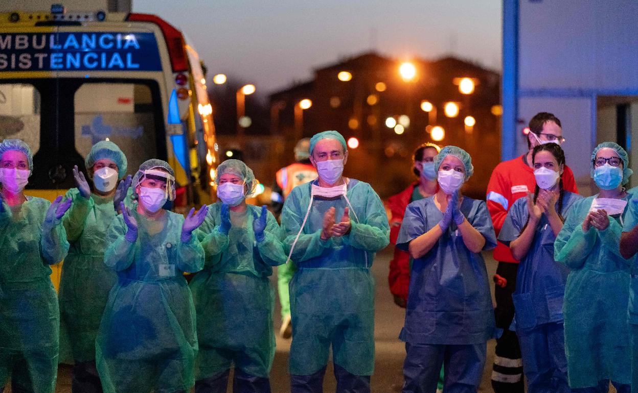 Imagen de los sanitarios a las puertas del HUBU durante la primera ola.