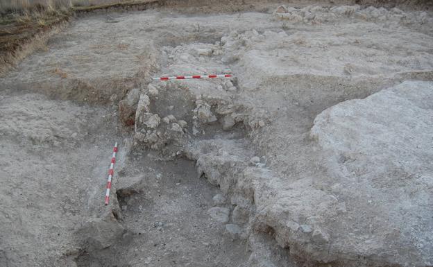 Imagen principal - Imagen del edificio de La Mota, de los restos de la calle empedrada y del horno de tejas localizado.