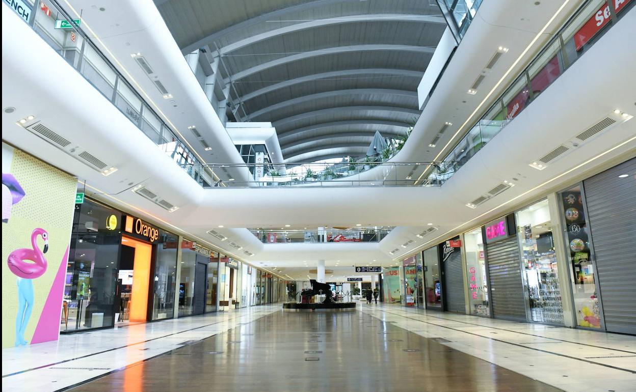 Interior del centro comercial Vallsur, con las tiendas totalmente cerradas. 