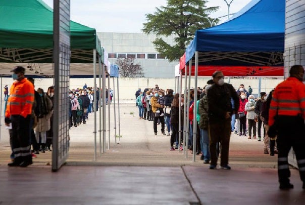 Colas a la entrada del recinto ferial de Aranda donde se realizan los test masivos de detección de la covid-19. 