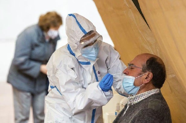 Realización de los test de antígenos durante el cribado masivo en Aranda de Duero. 