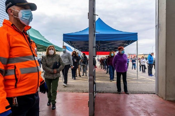 Colas a la entrada del recinto ferial de Aranda donde se realizan los test masivos de detección de la covid-19. 