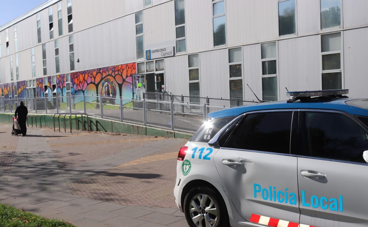 Un coche de la Policía Local, ante el centro cívico Capiscol. 