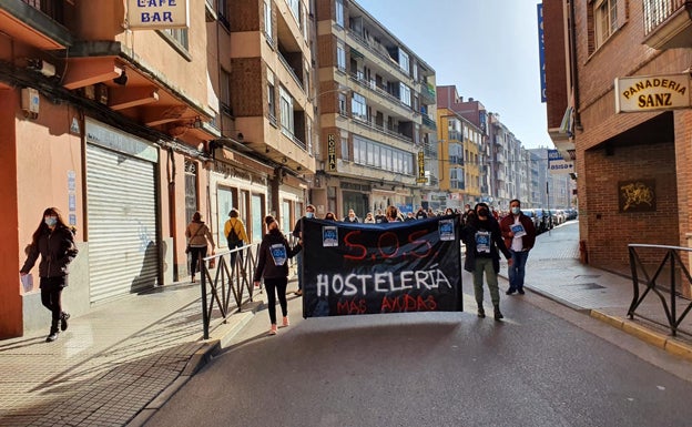 La marcha iba encabezada por una pancarta en la que se podía leer 'S.O.S. Hostelería. Más Ayudas'. 