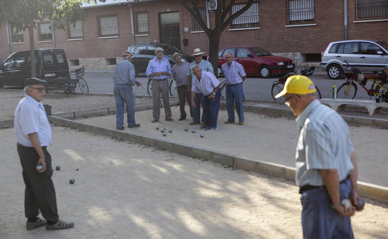 Un grupo de jubilados en el parque.