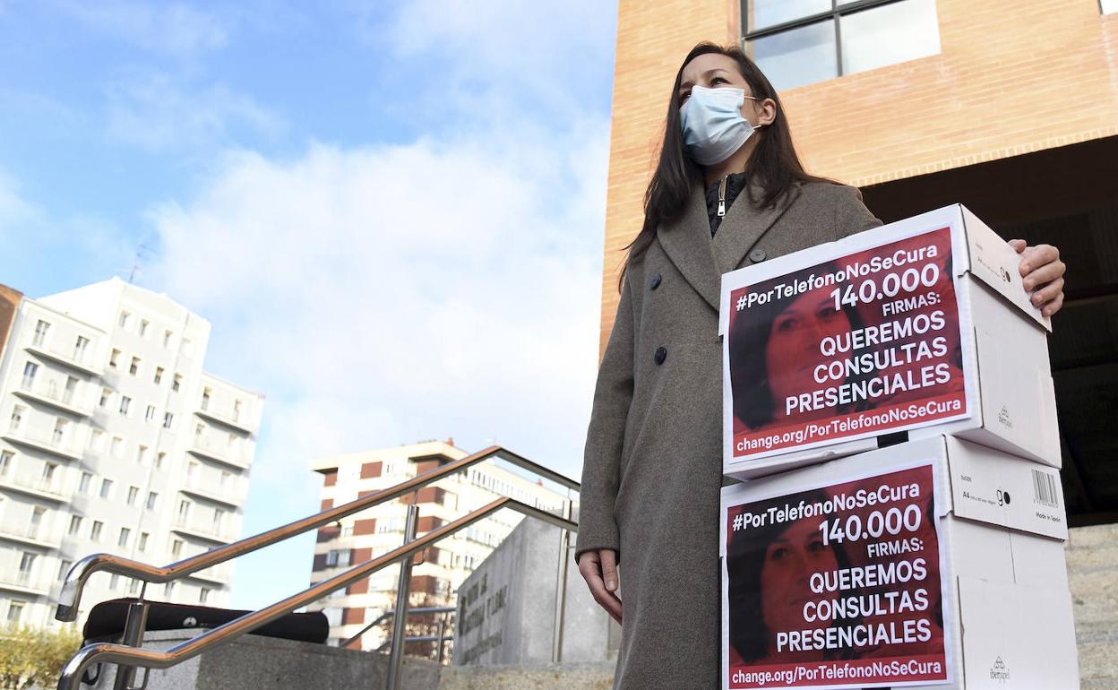 Imagen de la entrega de las firmas esta mañana en la Junta.