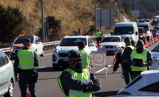 Primer dia del cierre perimetral de Castilla y León. Control de la Guardia Civil en el peaje de San Rafael. 