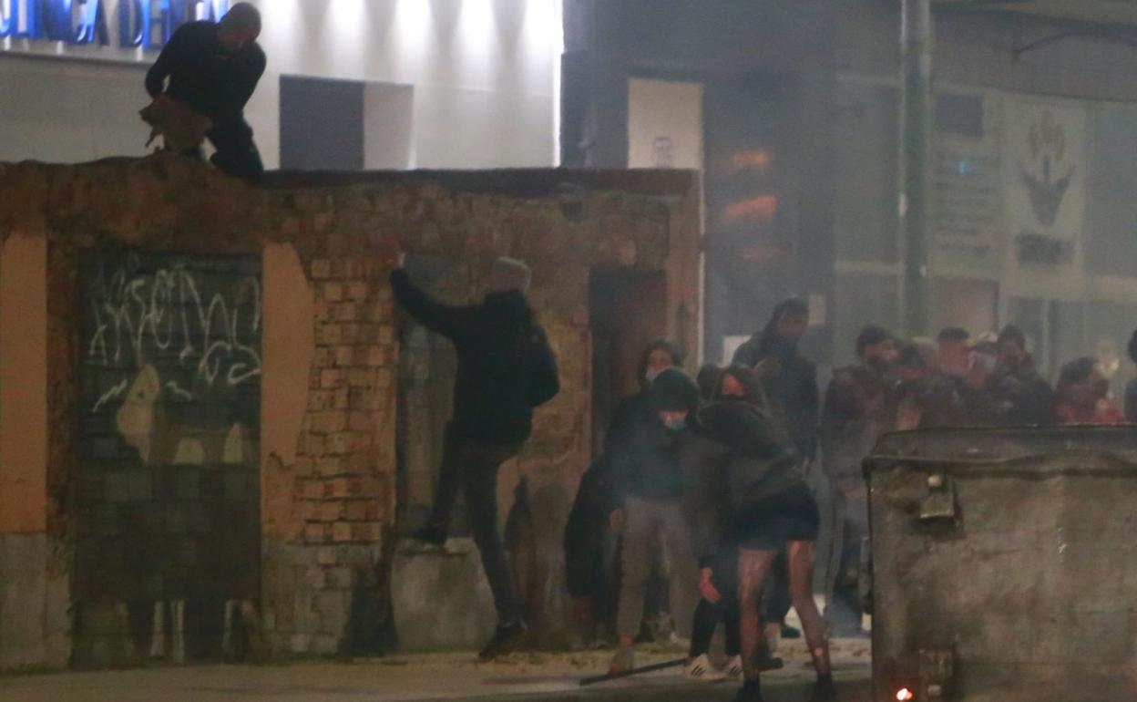 Los participantes en los disturbios cogieron piedras de las fachadas del antiguo pueblo de Gamonal. 