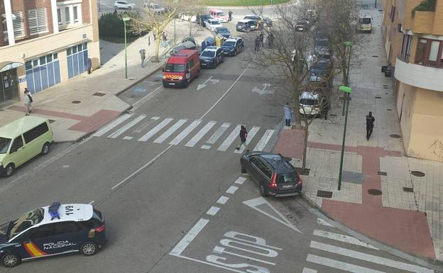 Imagen principal - Sucesos en Burgos: Trasladado al HUBU un varón «alterado» tras acudir la Policía dos veces a su casa en menos de 24 horas