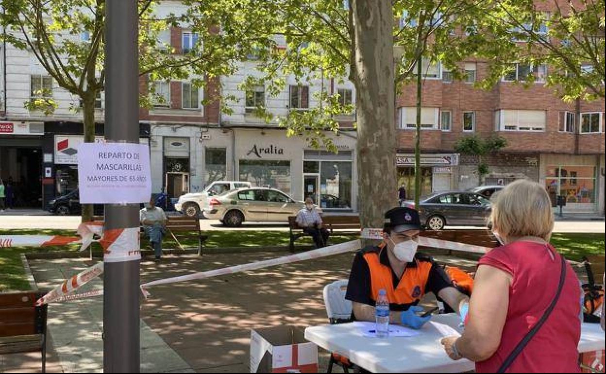 Primer reparto de mascarillas en Burgos a mayores de 65 años.