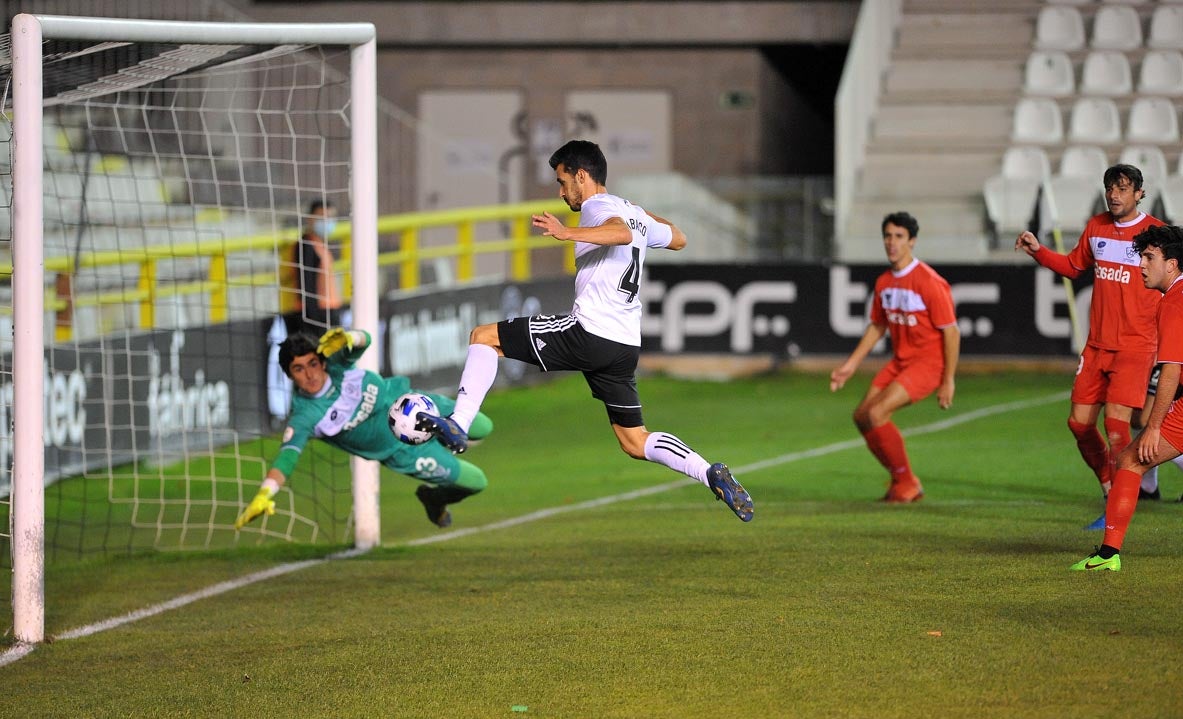 Fotos: El Burgos CF logra la segunda plaza tras vencer al Marino de Luanco (2-0)