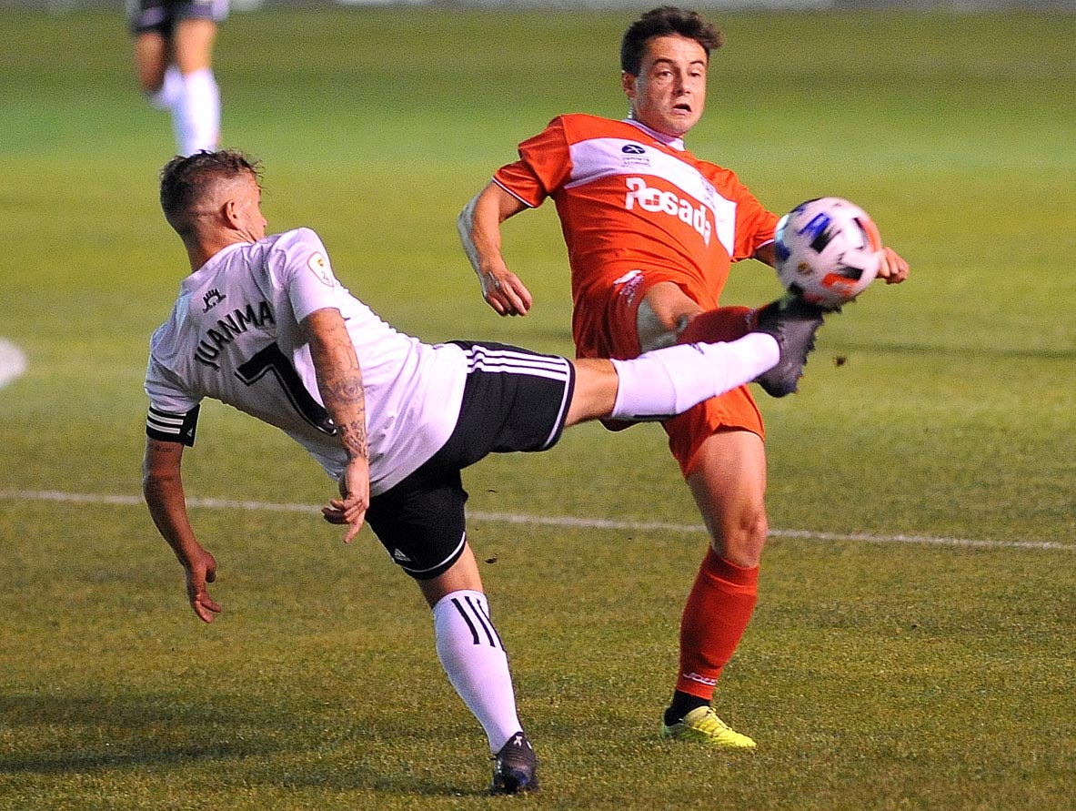 Fotos: El Burgos CF logra la segunda plaza tras vencer al Marino de Luanco (2-0)