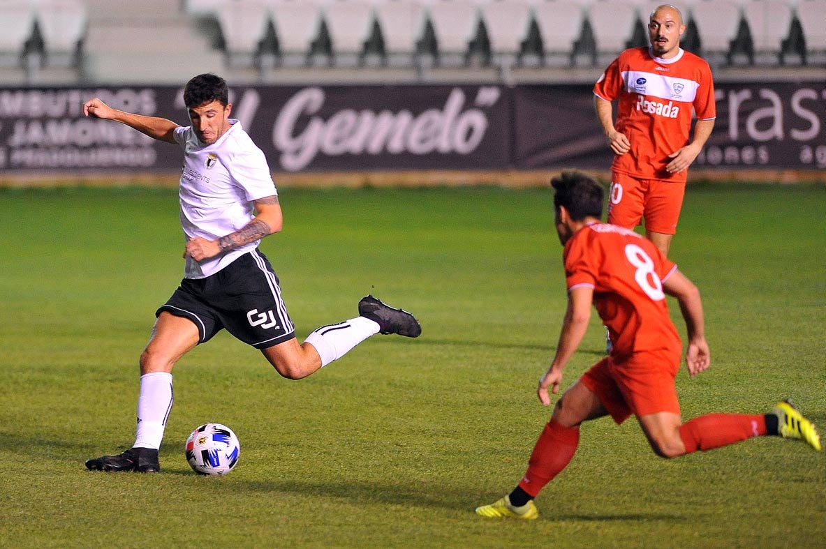 Fotos: El Burgos CF logra la segunda plaza tras vencer al Marino de Luanco (2-0)