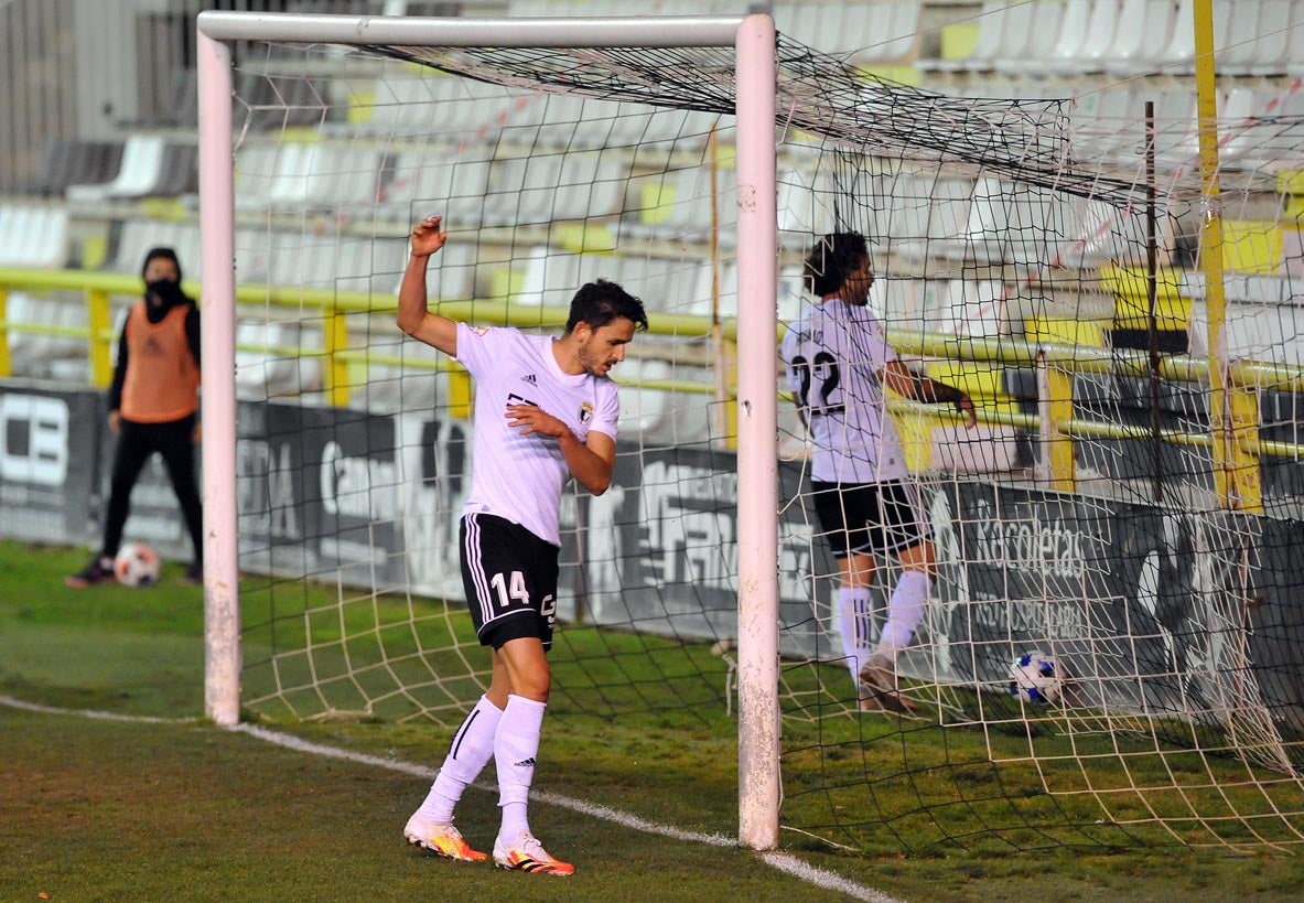 Fotos: El Burgos CF logra la segunda plaza tras vencer al Marino de Luanco (2-0)