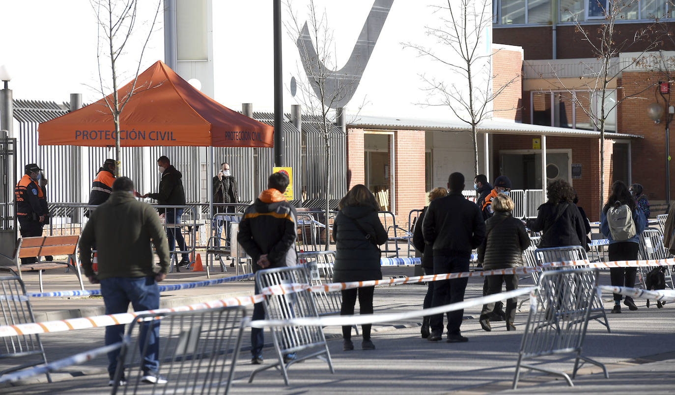 Burgaleses de todas las edades han acudido a la primera jornada de cribado masivo en Burgos.