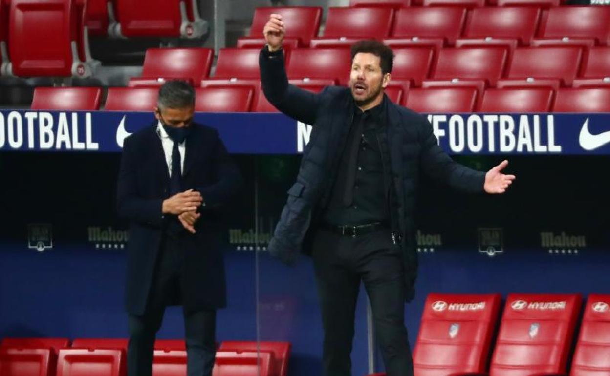 Diego Simeone da indicaciones durante el partido. 