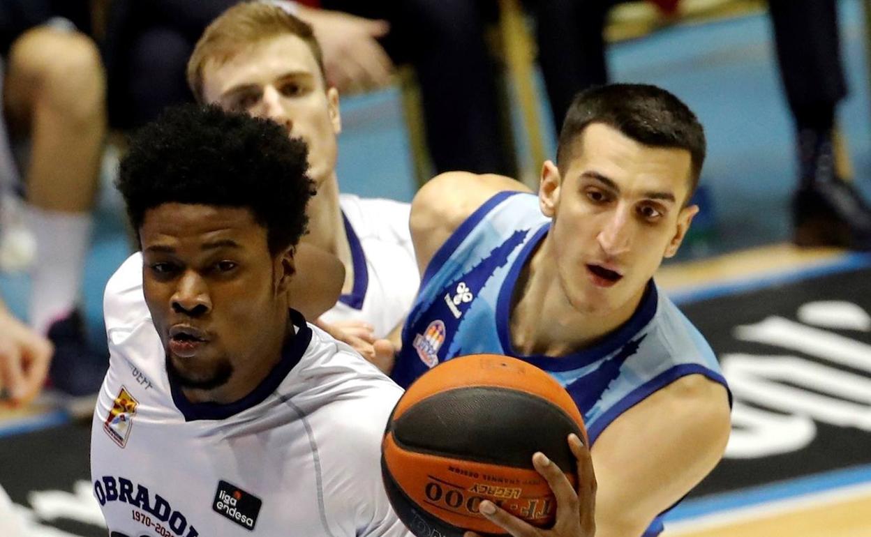 El jugador de Monbús Obradoiro, Steven Enoch (i), pelea por el balón con el jugador del San Pablo Burgos, Dejan Kravic