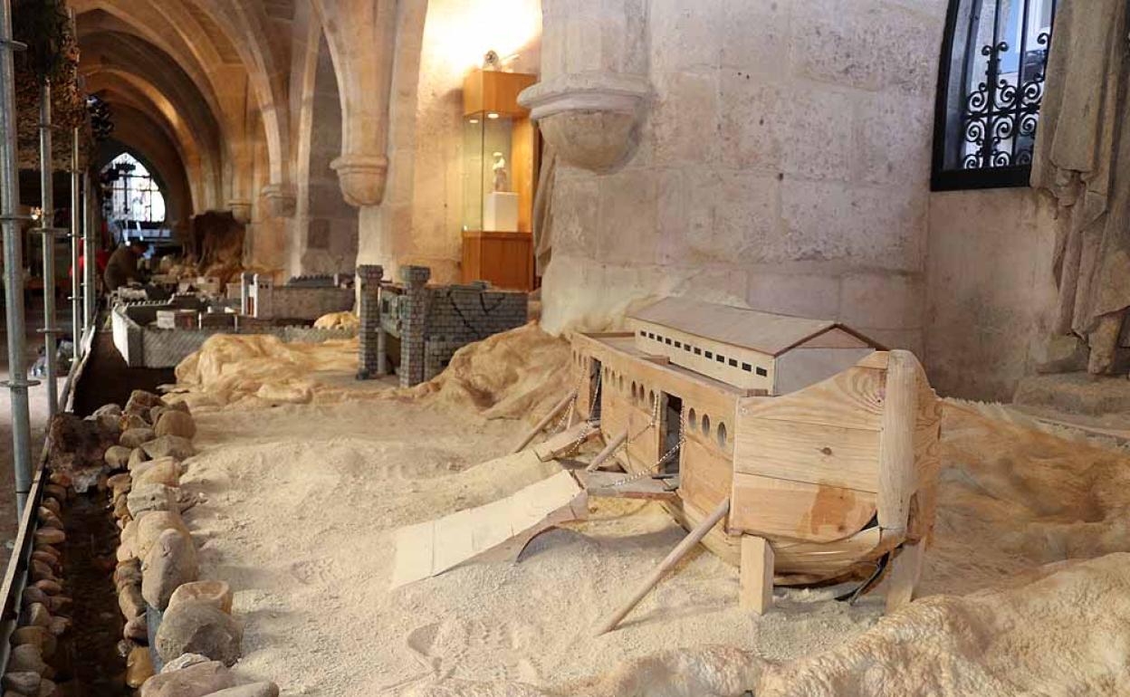 Los miembros de la asociación están montando el belén en el Claustro Bajo de la Catedral.