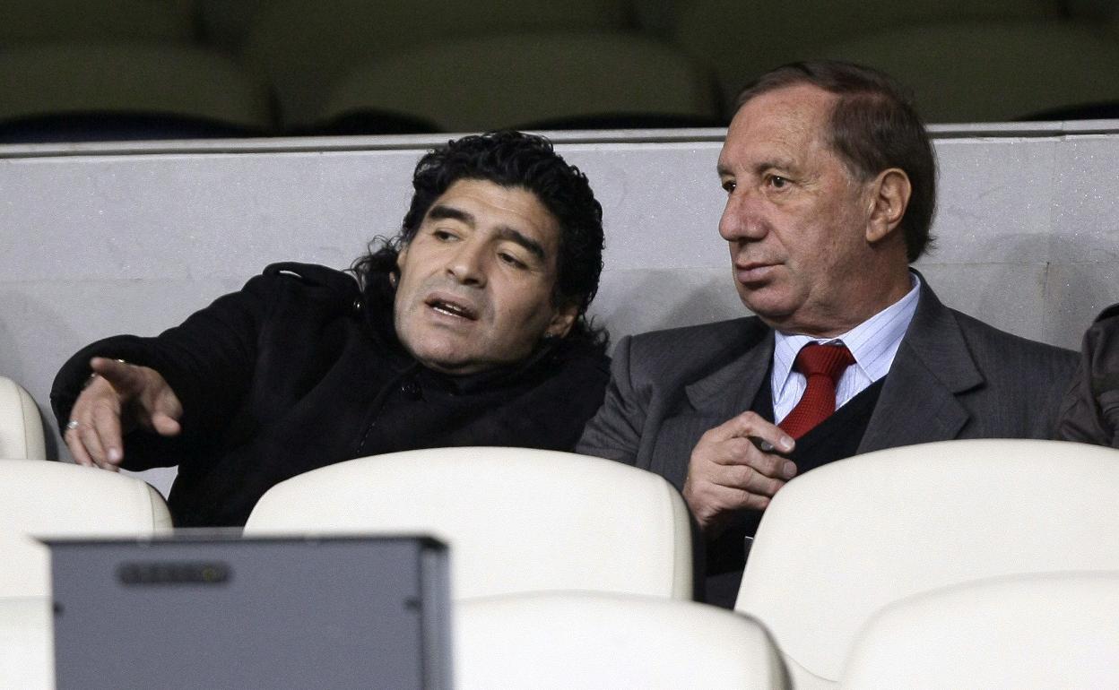 Diego Maradona y Carlos Bilardo, en el palco del Santiago Bernabéu.