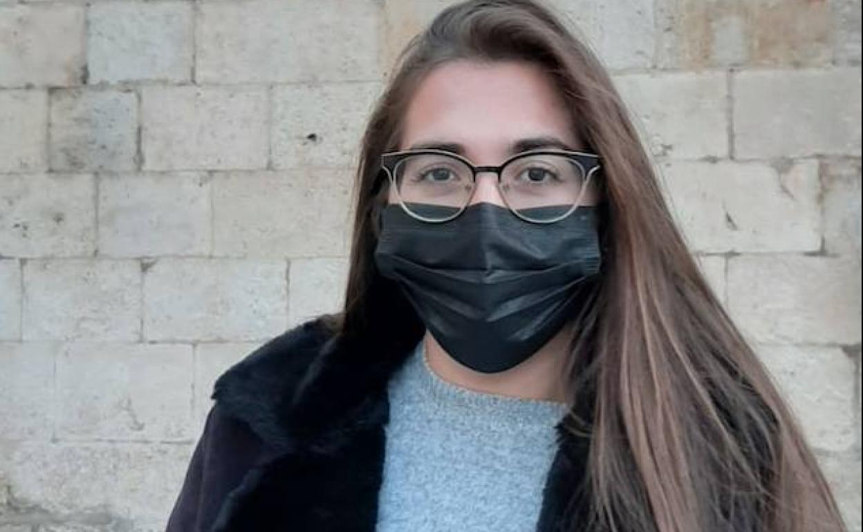 Mariana Peixoto, en la puerta de la facultad de Derecho de la Universidad de Burgos.