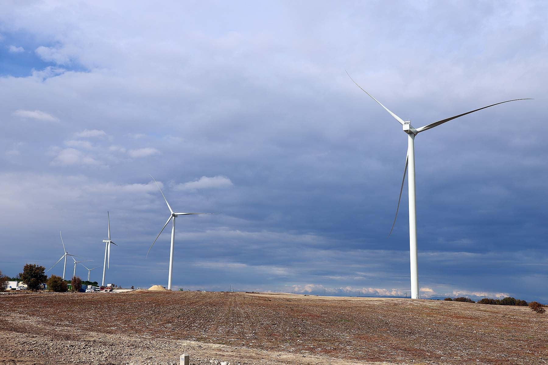 Fotos: Los aerogeneradores s más potentes de España ya miran al cielo burgalés