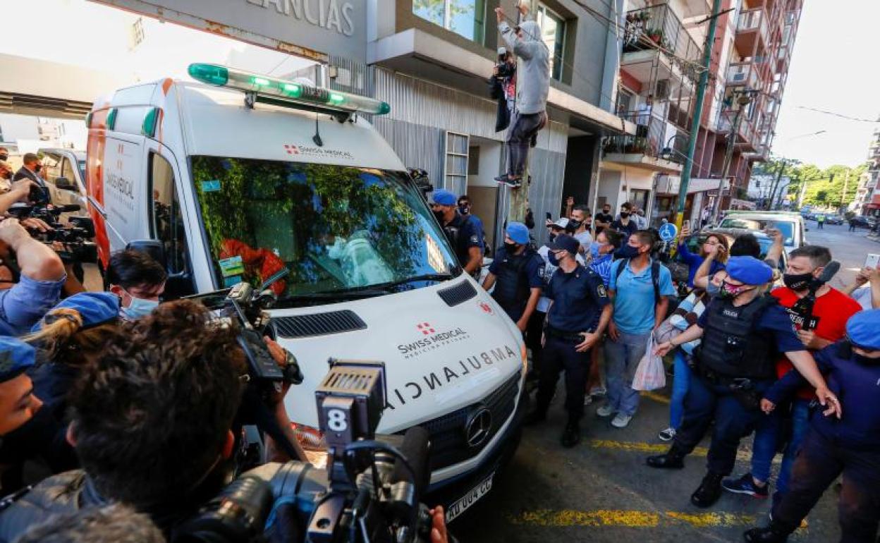 La ambulancia en la que fue trasladado Maradona tras ser dado de alta. 