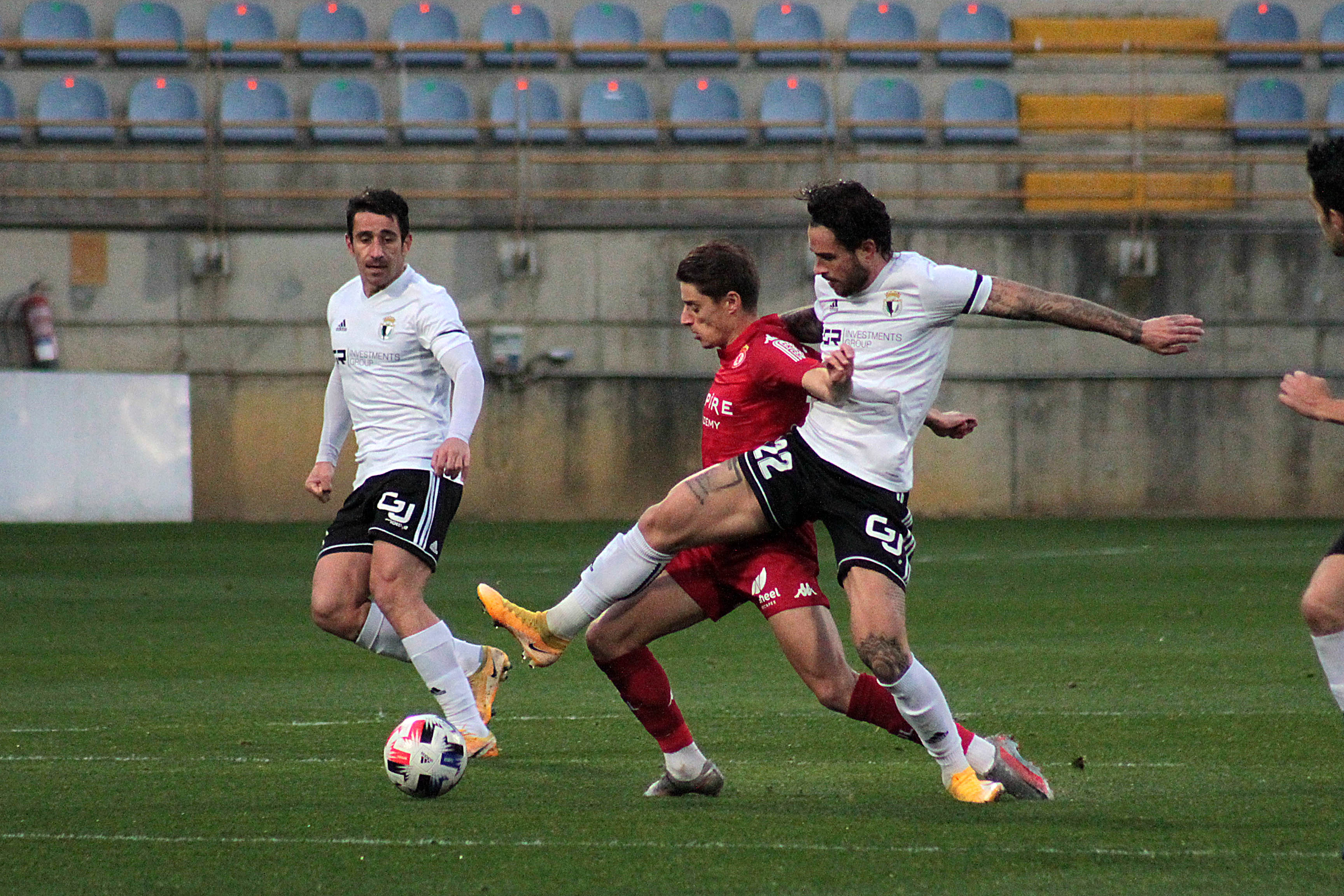 Fotos: El Burgos CF no puede pasar del empate en el Reino de León