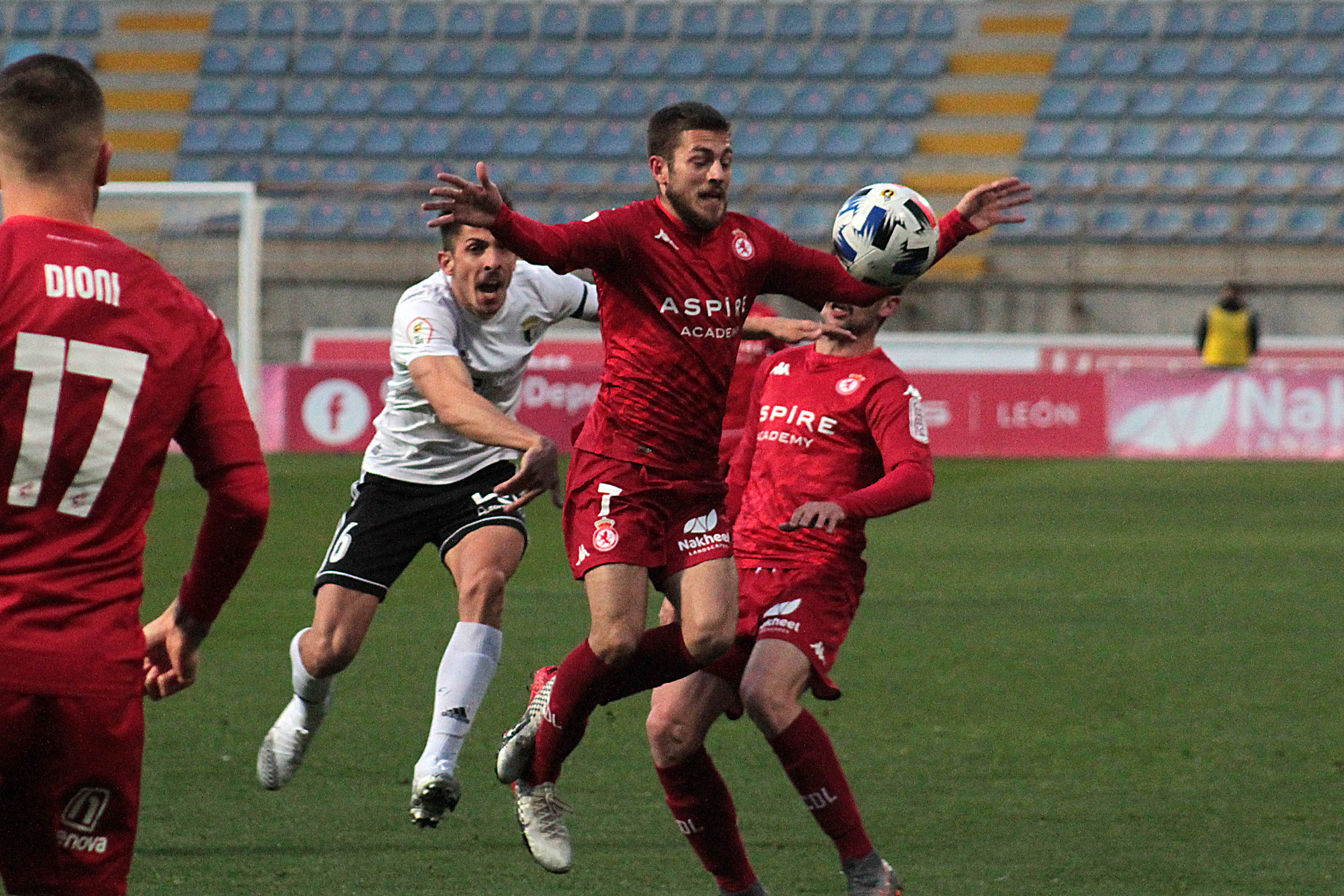 Fotos: El Burgos CF no puede pasar del empate en el Reino de León