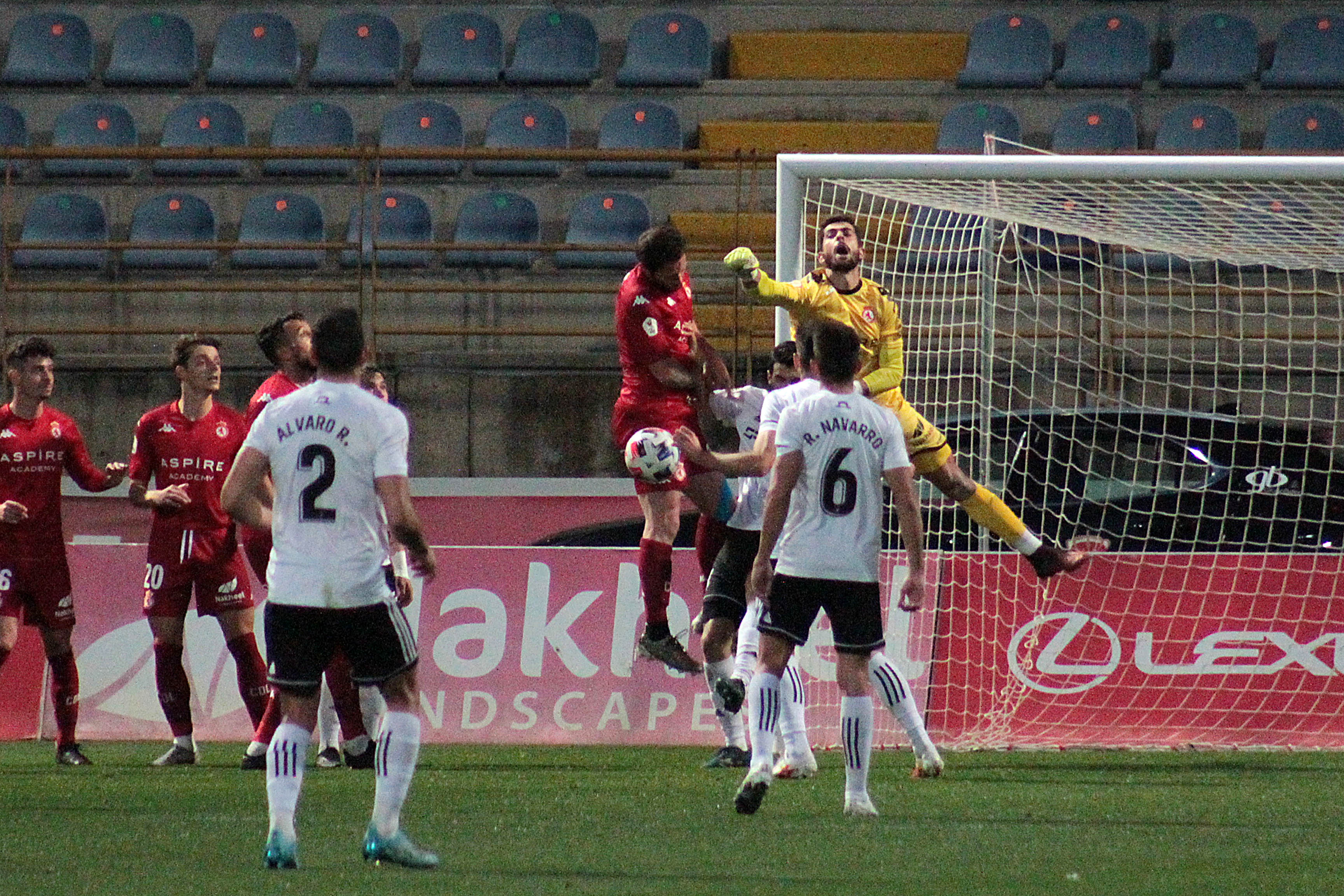 Fotos: El Burgos CF no puede pasar del empate en el Reino de León