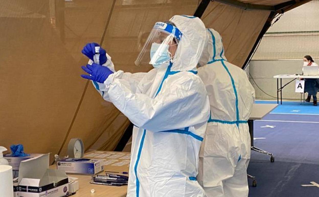 Los sanitarios realizando las pruebas en el cribado masivo de Burgos.