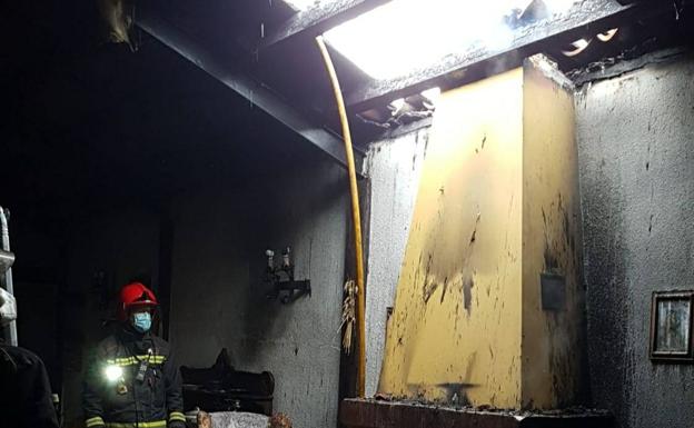 Imagen principal - Sucesos en Burgos: Los Bomberos de Burgos sofocan un incendio en una vivienda de Villaverde Peñahorada