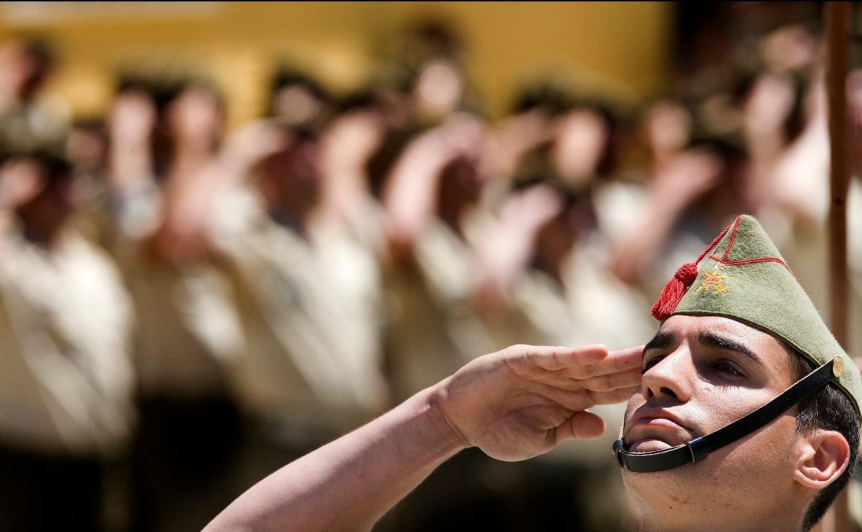 Un legionario durante un acto de homenaje a los soldados fallecidos.