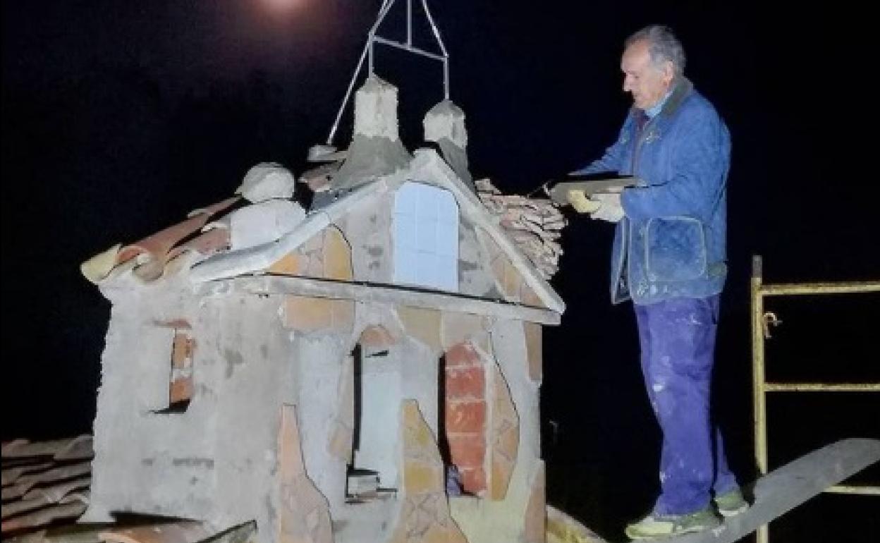 Félix Yáñez trabajando en la réplica de la iglesia de Quintanilla del Agua en Territorio Artlanza. 