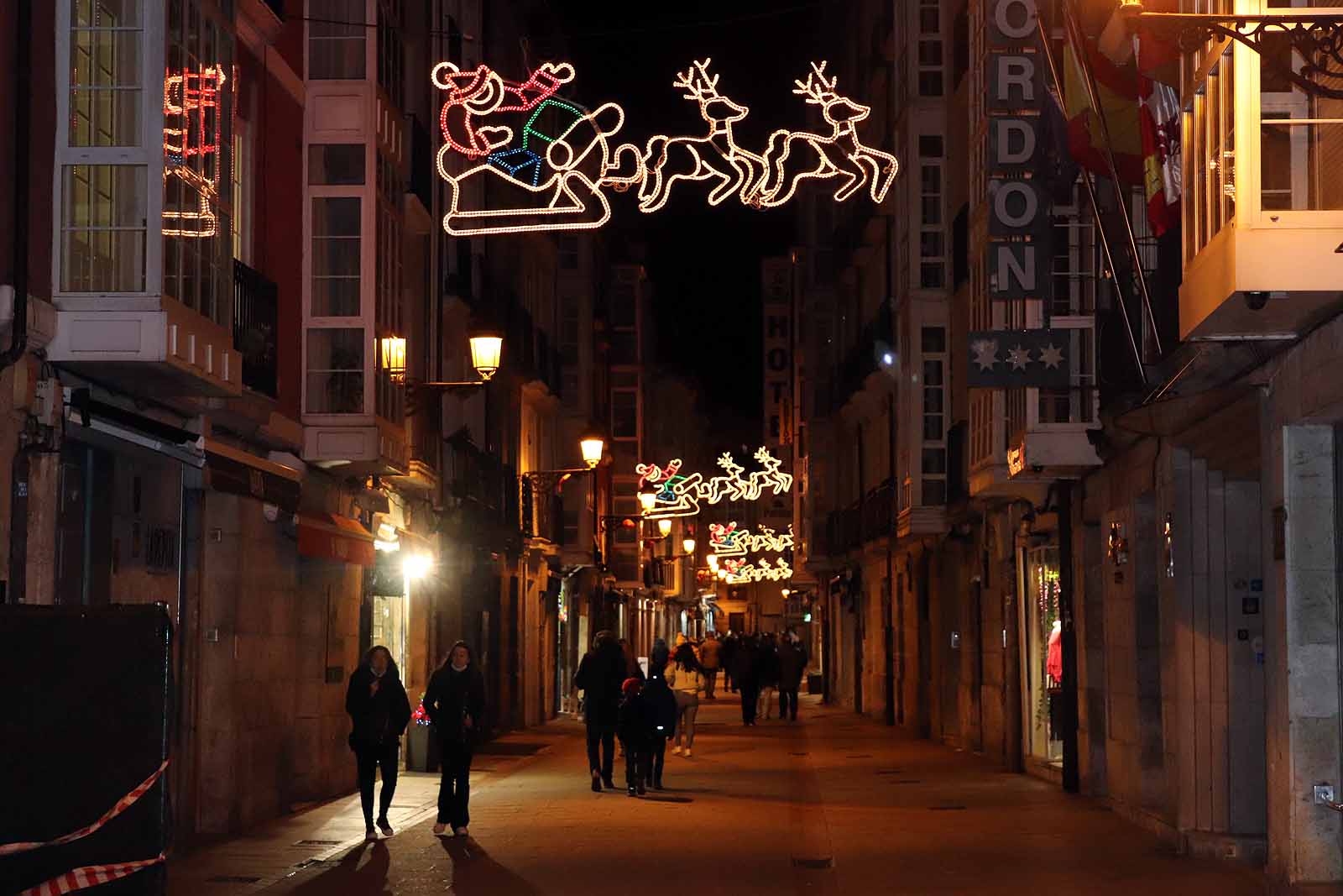 La ciudad se ilumina para recibir a la Navidad de la pandemia.