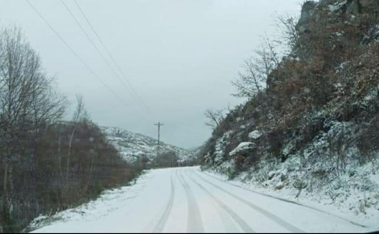 Foto: carretera en Porto de Sanabria, Zamora. Vídeo: primera nevada en el puerto de Menga (Ávila) a 1564 metros