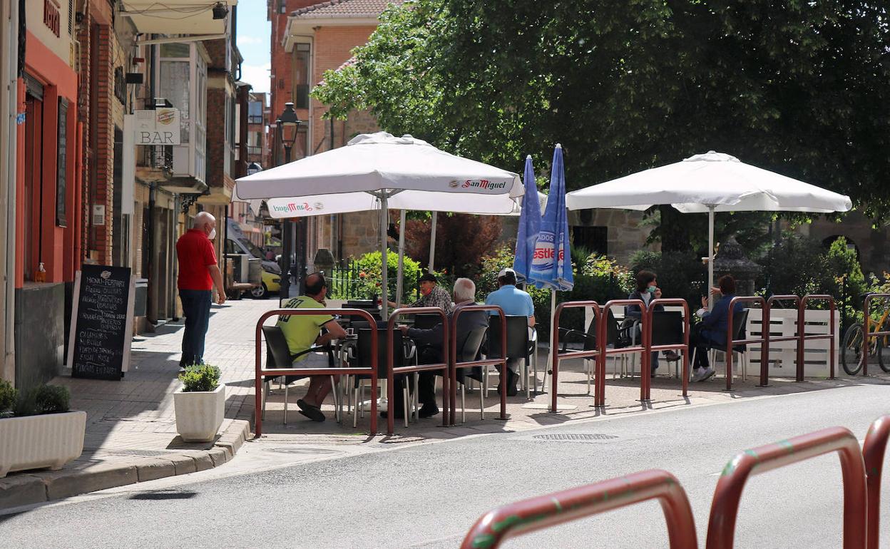 Terraza de un bar de un pueblo burgalés, Salas de los Infantes. 