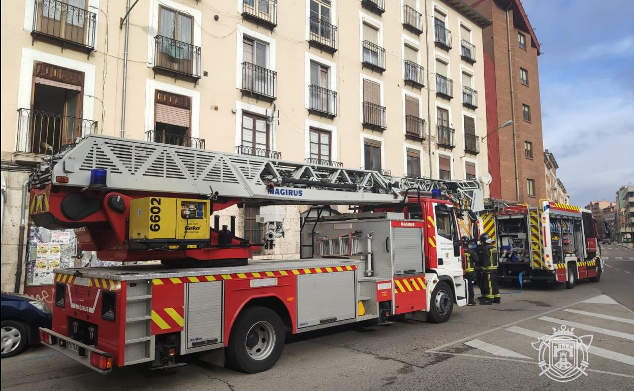 Imagen de los Bomberos frente al edificio donde ha surgido el incendio. 