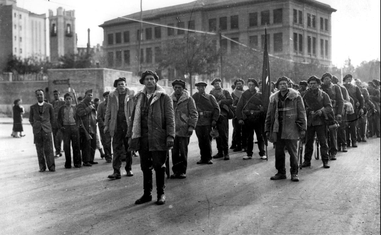 Llegada a Madrid de una columna de combatientes internacionales.