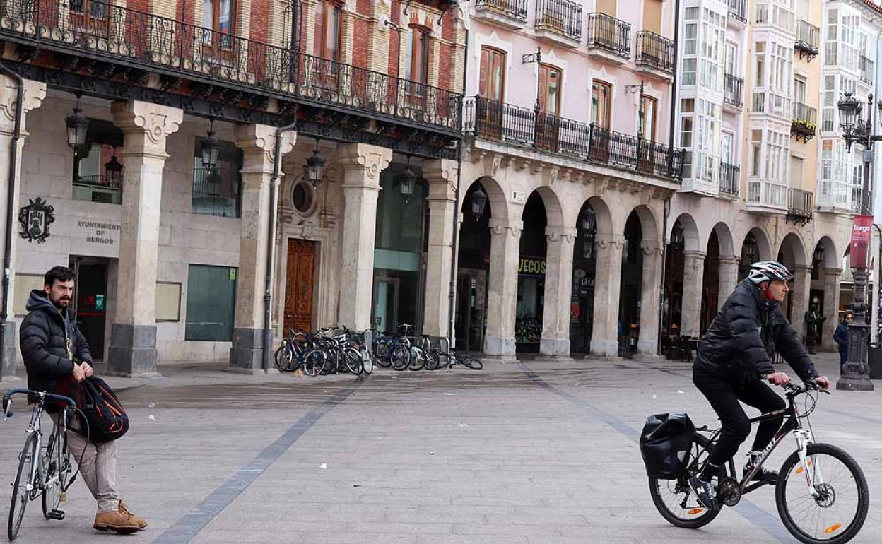 Ciclistas por las calles del centro de Burgos. 