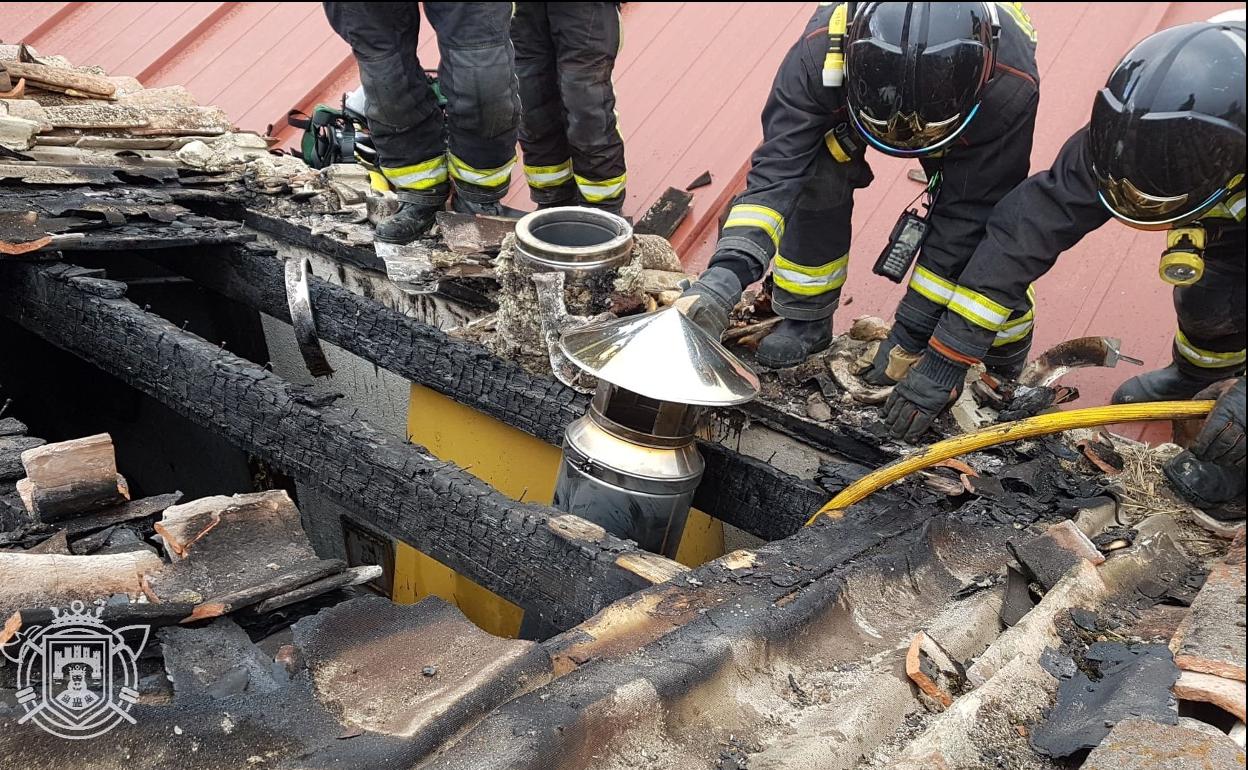 Los Bomberos de Burgos intervienen en un incendio en Villaverde Peñahorada.