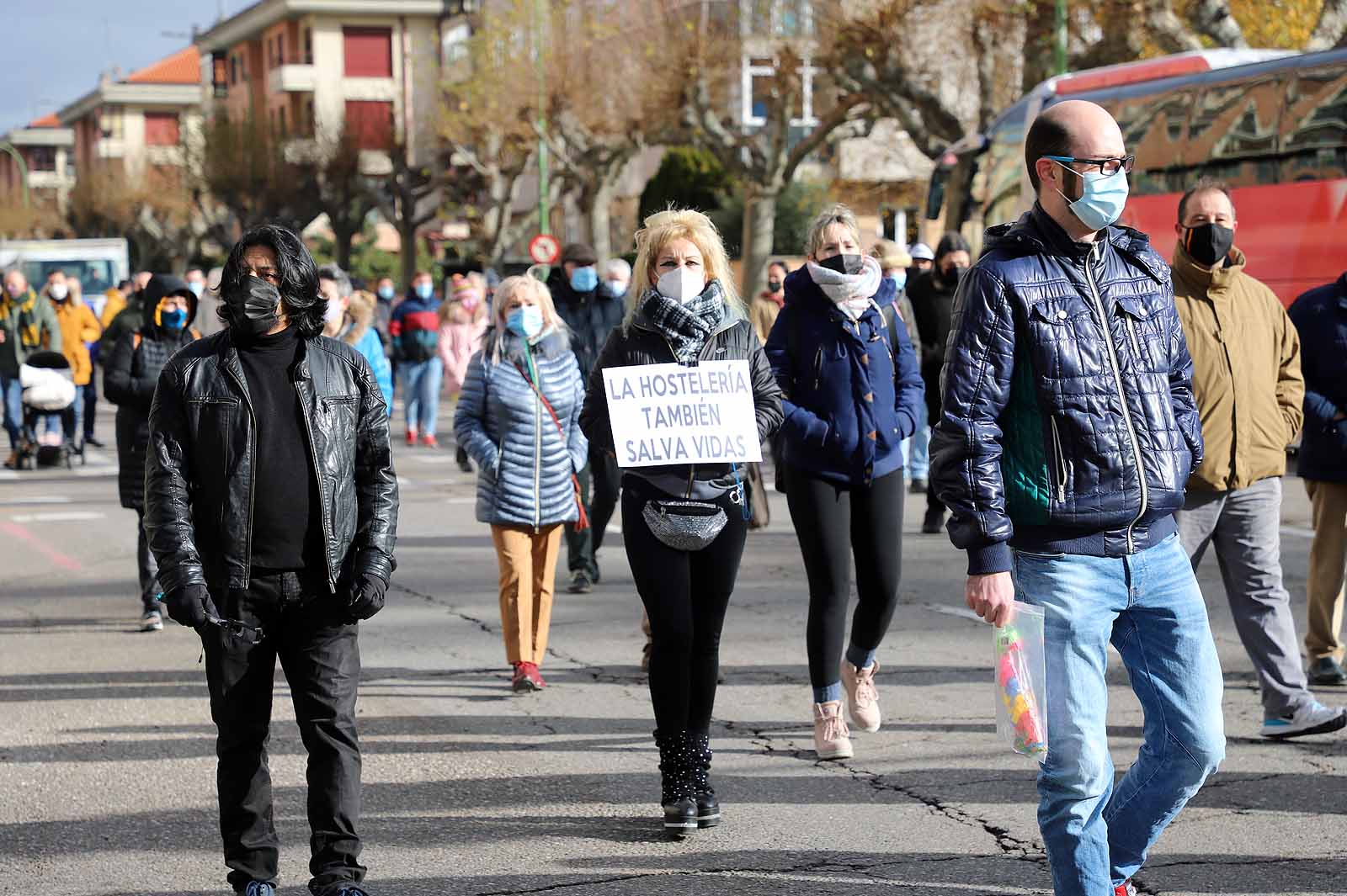 Fotos: Un millar de hosteleros sale a la calle para reclamar la apertura de sus locales